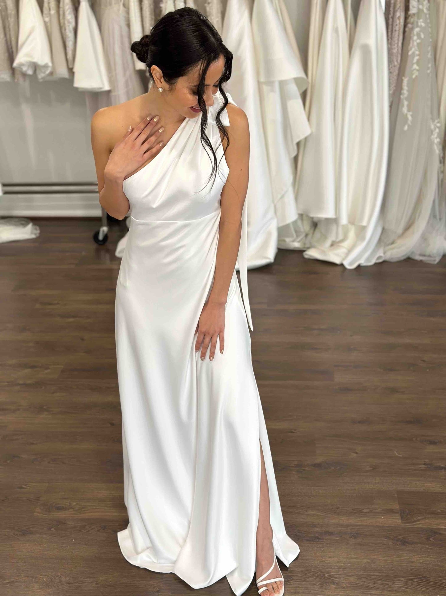 One-shoulder neckline with Side Skirt split Wedding Dress  Court Train Dress Bridal Gown Vestido De Novia Satin Skirt  Bow