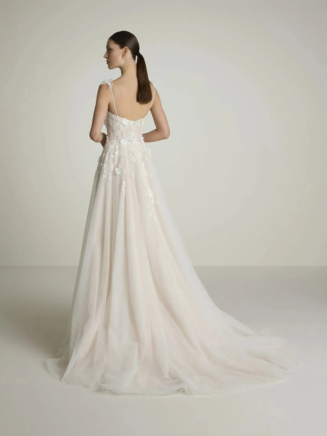 A-Line Wedding Dress with Sweetheart Neckline with Straps and Low Back in Tulle Bow Satin Court Train Sleeves Bridal Gowns Modern Princess White Vestido De Novia Mermaid Satin Satin