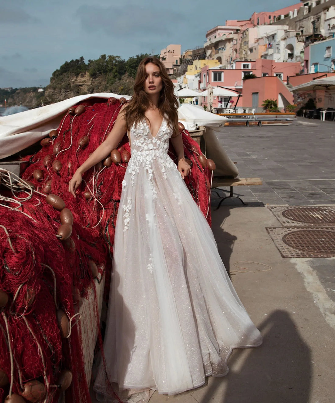 Sexy Backless Beach Wedding Dresses V-Neck Cutaway Sides Floral Appliques Wedding Gowns Shiny Skirt A-Line Bride Dresses