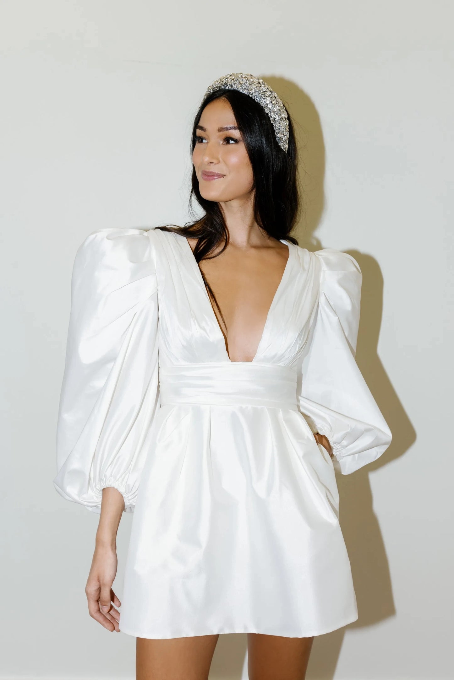 Robe de mariée courte trapèze Simple, col en V profond, robe de soirée, manches longues bouffantes, dos nu, robe de bal, robes de Cocktail