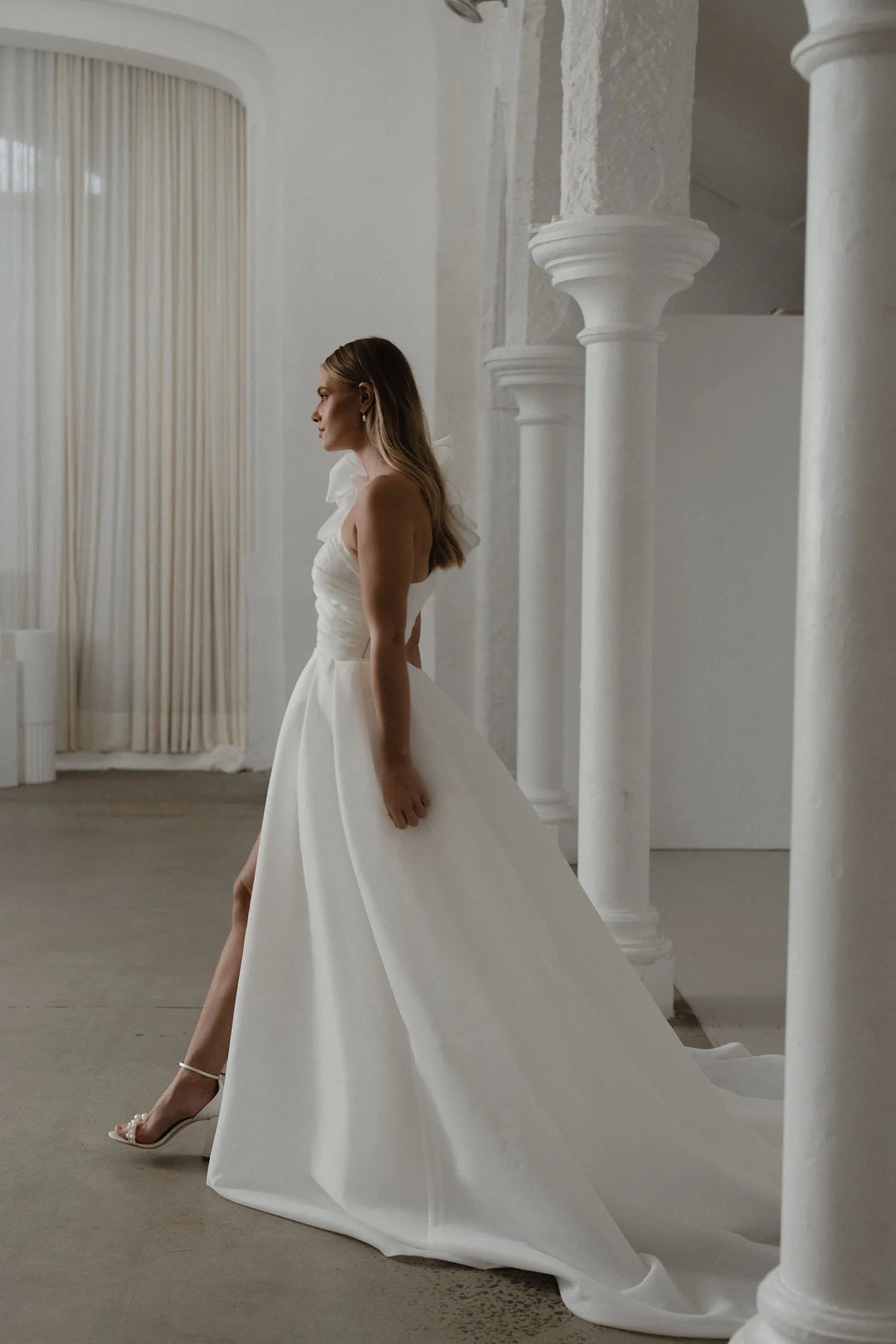 Robes de mariée en Organza sur mesure, avec plis et fente latérale