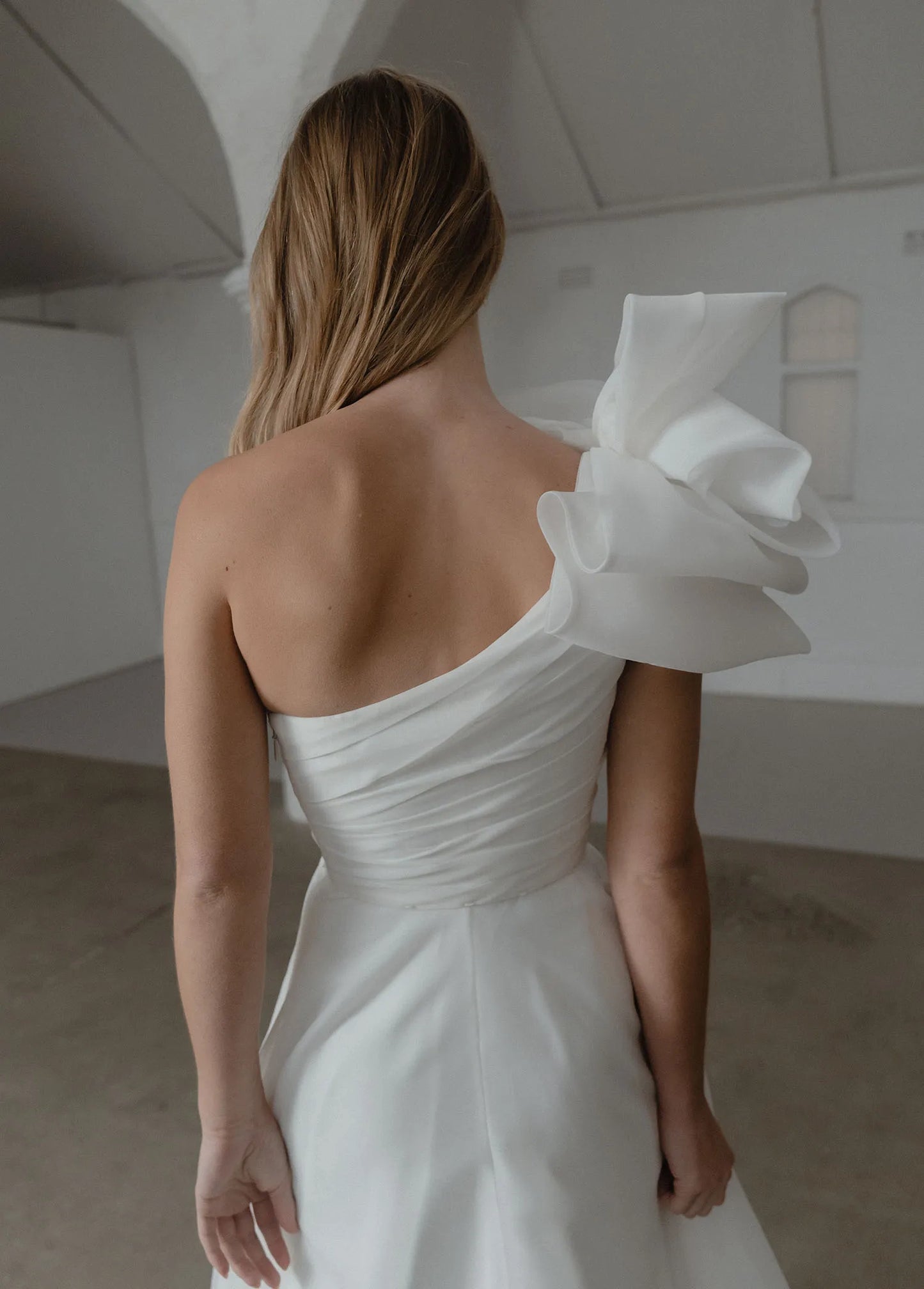 Robes de mariée en Organza sur mesure, avec plis et fente latérale