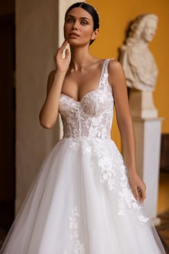 A-Line Elegant Wedding Dresses Sweetheart Long Puff Sleeves Appliques Brides Gowns Sweep Train Bridals Party Dresses