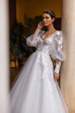 A-Line Elegant Wedding Dresses Sweetheart Long Puff Sleeves Appliques Brides Gowns Sweep Train Bridals Party Dresses