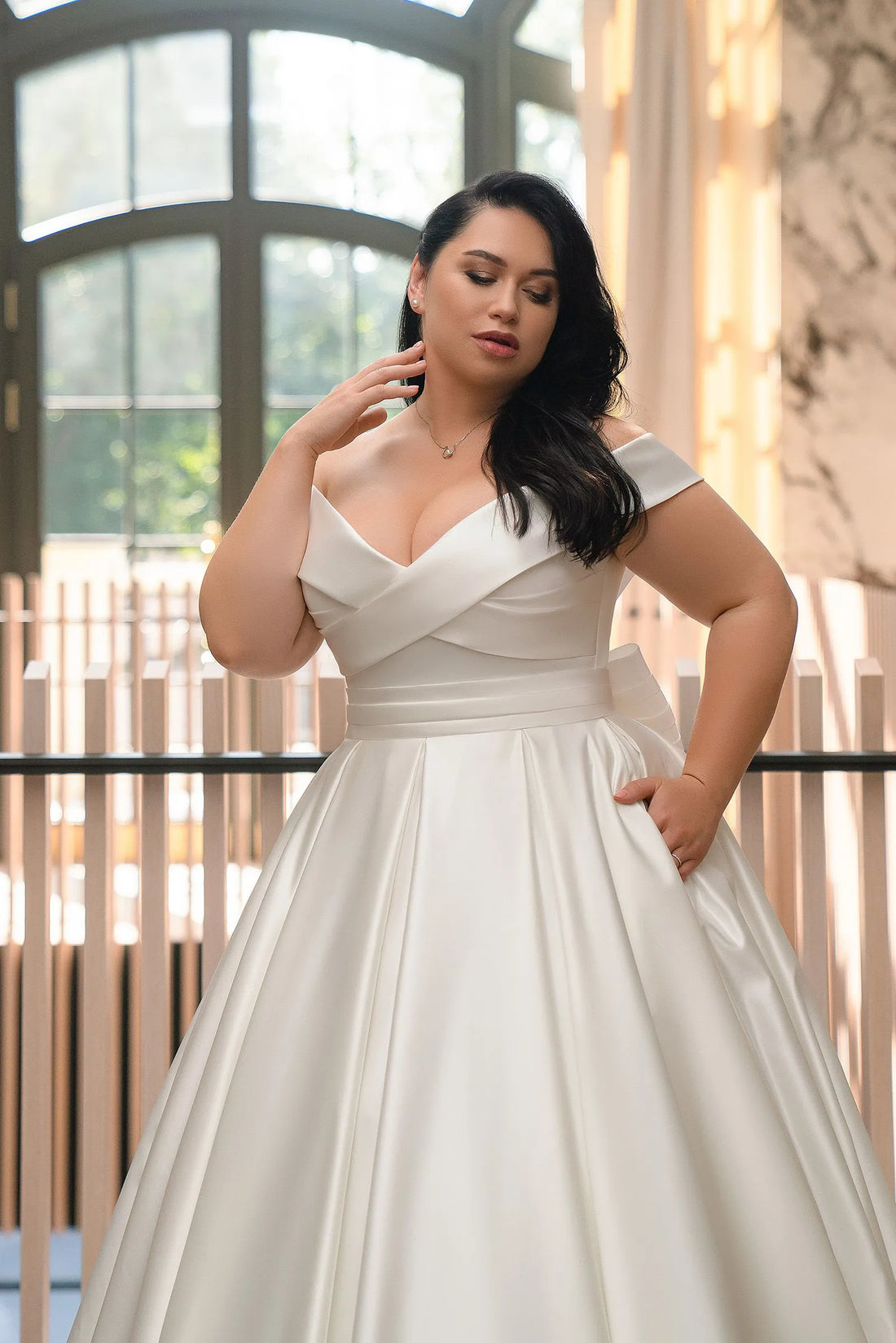 Simple Wedding Dresses Plus Size V Neck Off Shoulder Satin A-Line Lace Up Sweep Train Bridal Gowns Robe Mariee Plus Size Satin