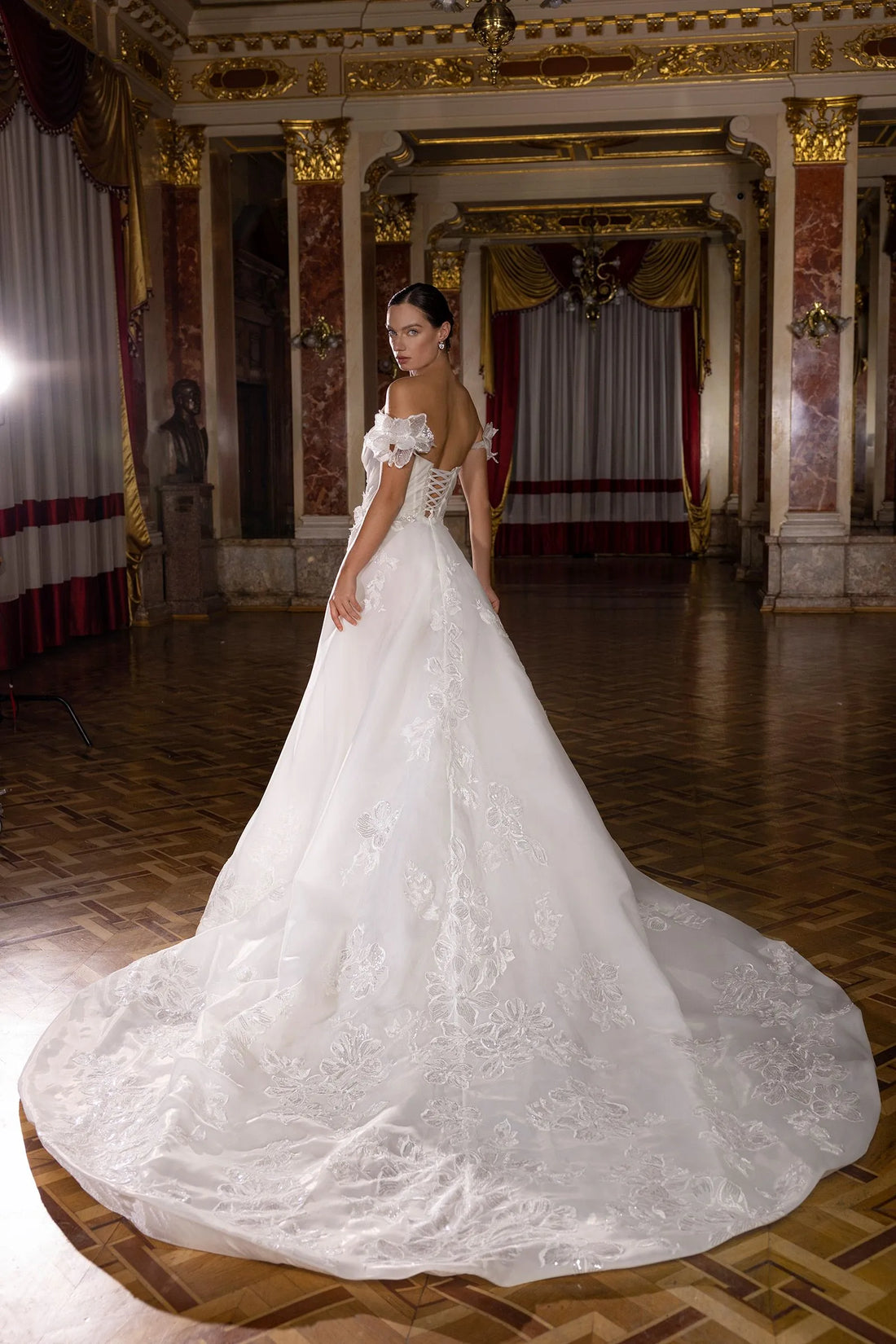 Ball Gown Wedding Dresses Sexy Sweetheart Off the Shoulder Appliques Chapel Train Bridal Gowns Vestido De Noiva Satin