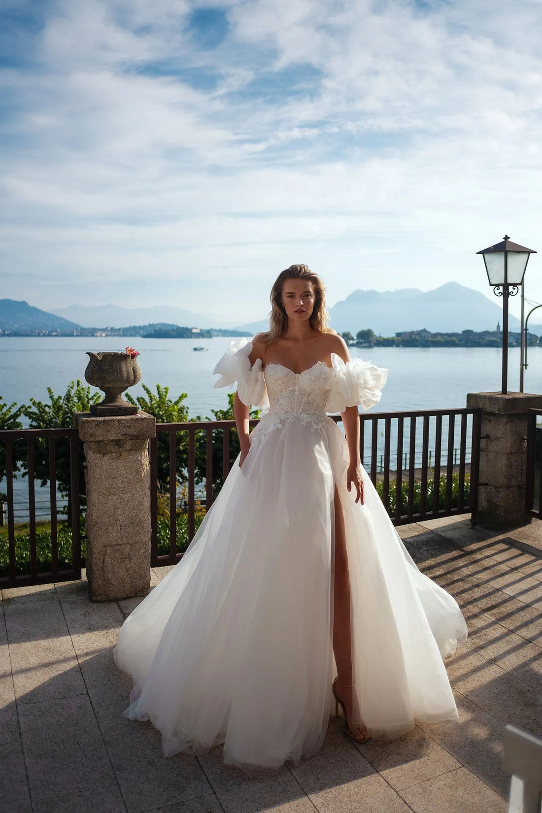 Modern Split A Line Wedding Dresses Off Shoulder Applique Tulle Sweetheart Bride Dress Illusion Bridal Gown Satin