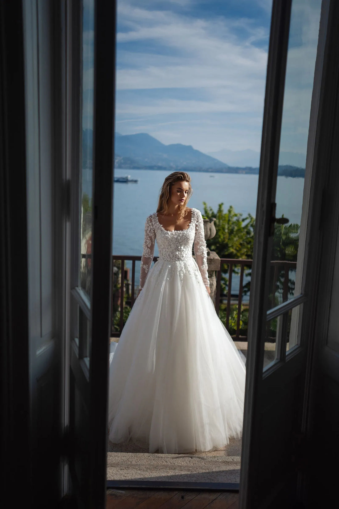 Wedding Dresses A-Line Lace Applique Illusion Back Bridal Gown Long Sleeve Princess Bride Dress Satin