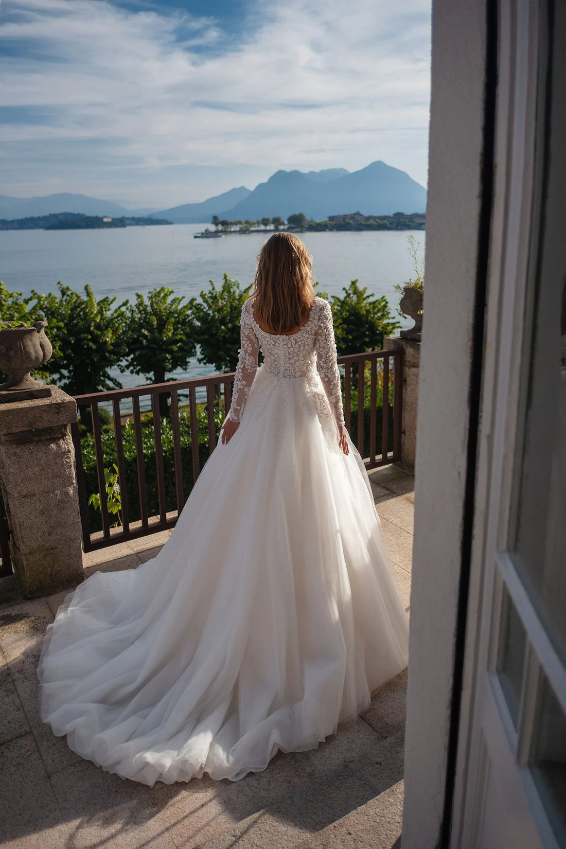 Wedding Dresses A-Line Lace Applique Illusion Back Bridal Gown Long Sleeve Princess Bride Dress Satin