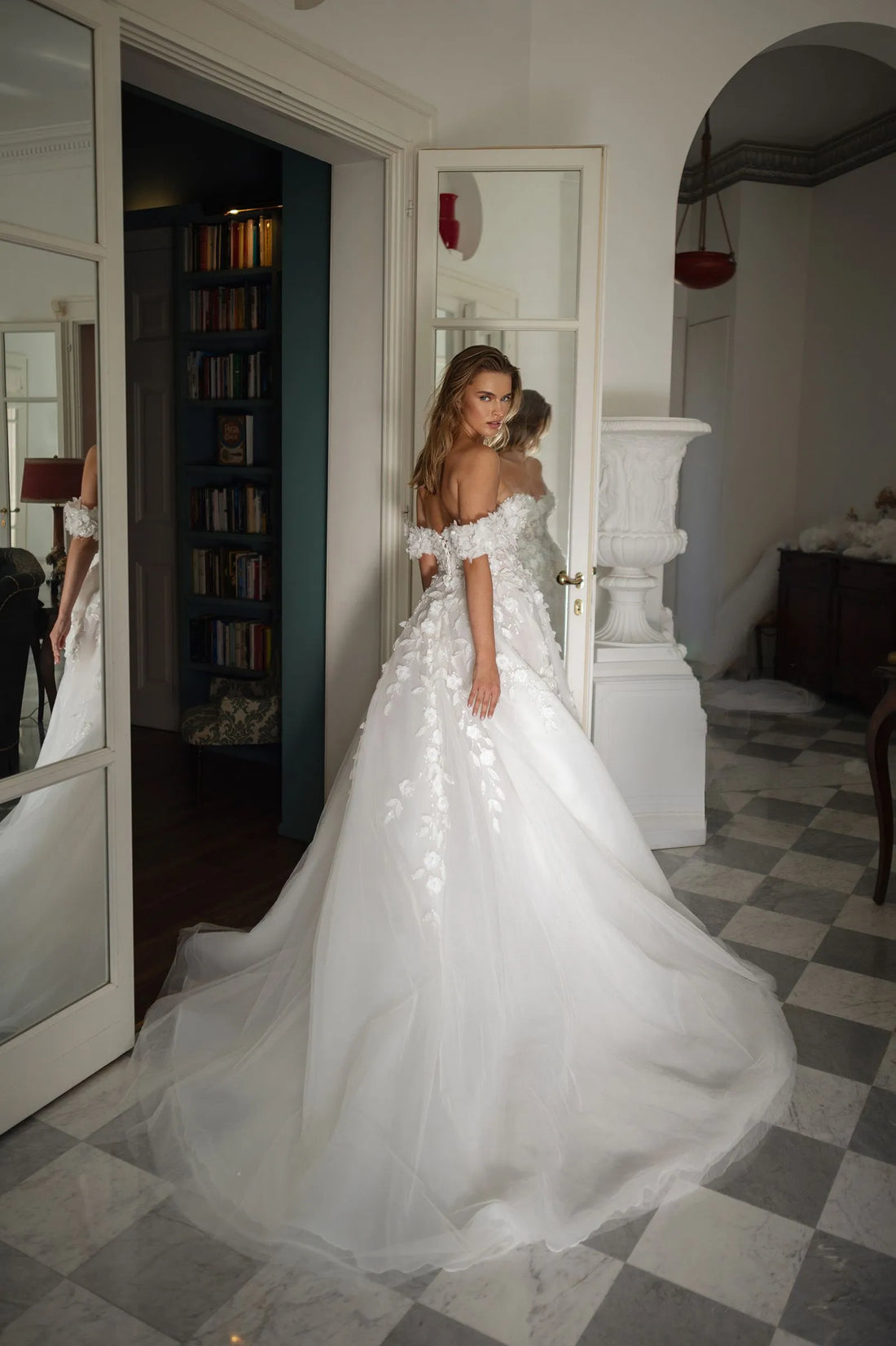 Fashionable 3D Appliques Wedding Dresses for Marriages A Line Tulle Lacing UP Off the Shoulder Zipper Satin