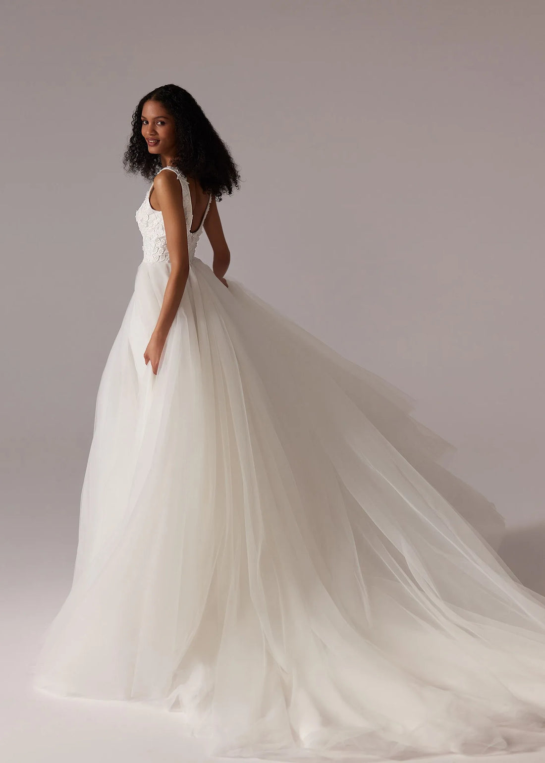 Woman Wedding Dress Sexy Deep V Neck Sleeveless Little Flower Applique Soft Tulle A Line Bridal Gown High Slit Bride Dresses Satin