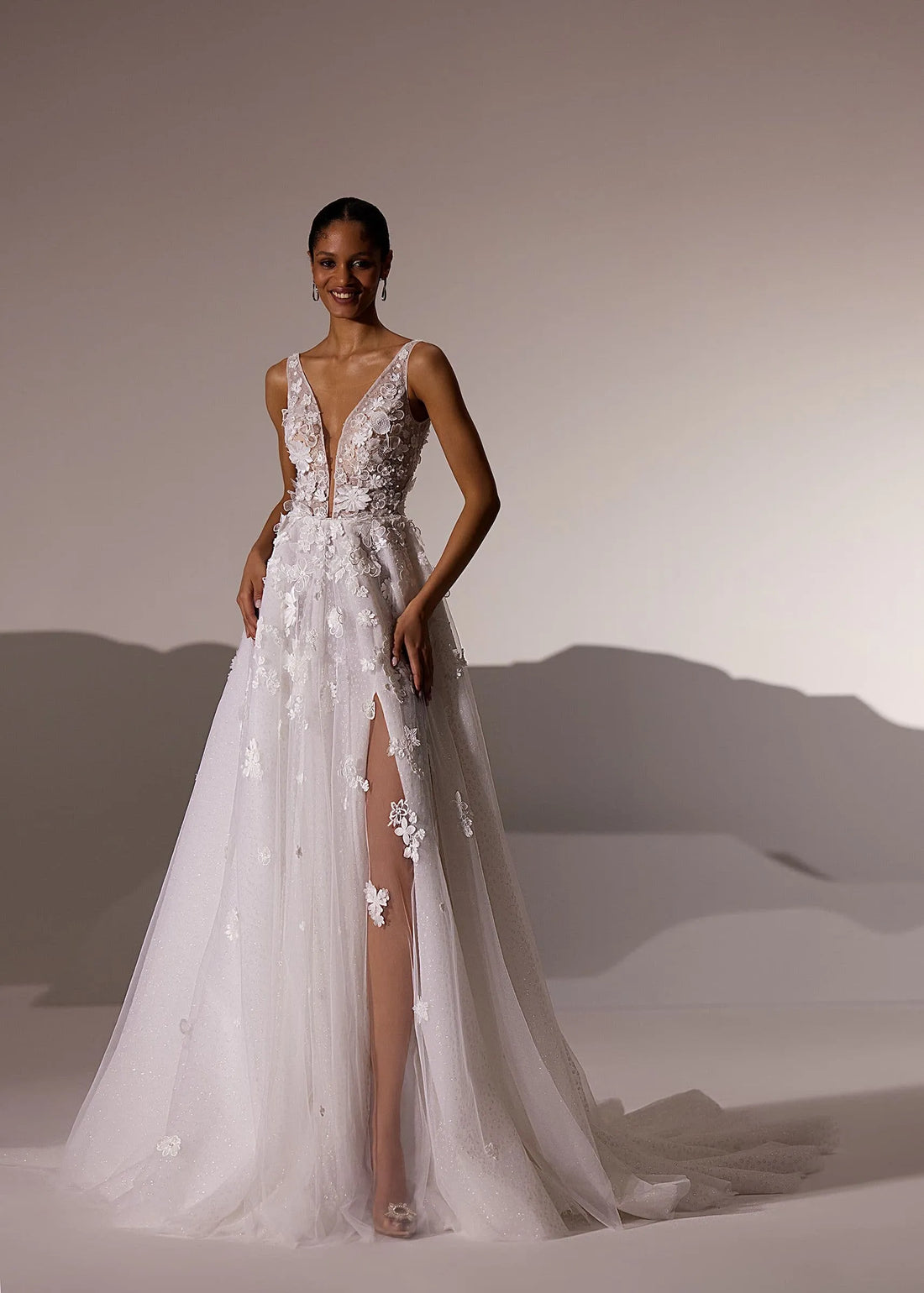 Exquisite A-Line Wedding Dresses Women's Sleeveless Sexy V Neck Appliques Backless Bridal Gowns Tulle Princess Vestidos De Novia Satin