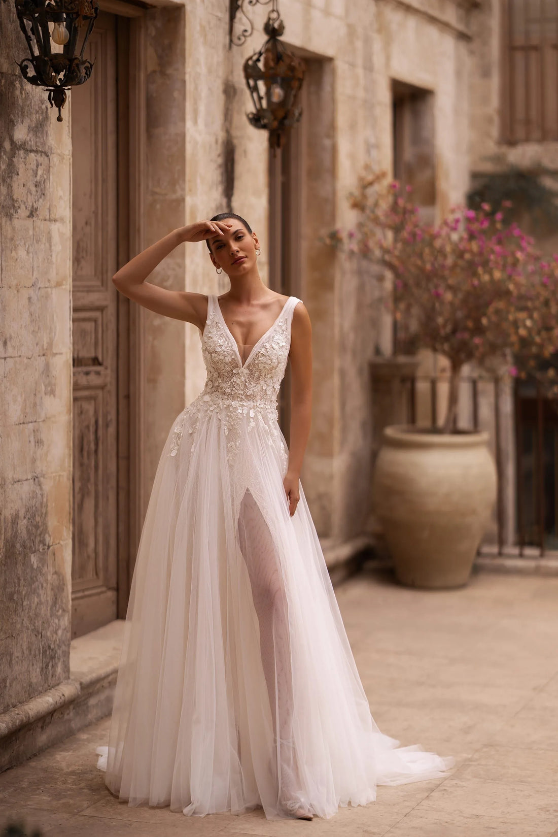 Glamorous V-Neck Wedding Dress Slit A Line Backless Buttons Appliques Tulle Abito Da Sposa Court Train Satin