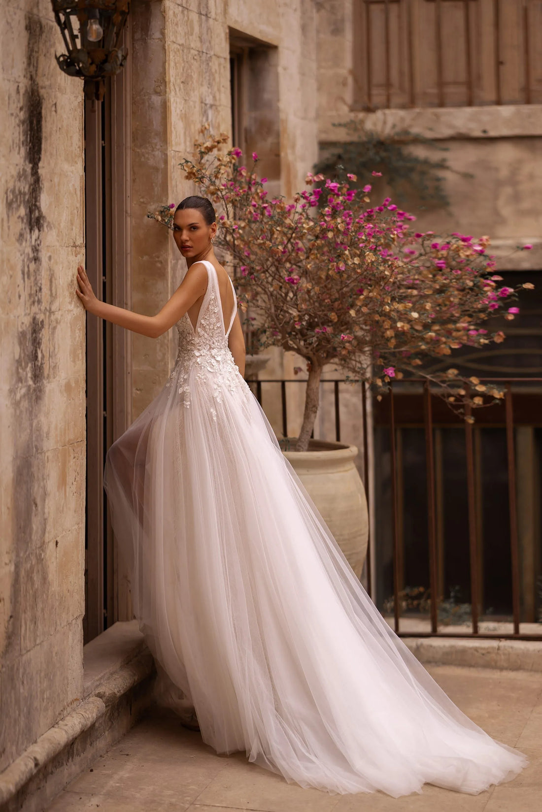 Glamorous V-Neck Wedding Dress Slit A Line Backless Buttons Appliques Tulle Abito Da Sposa Court Train Satin