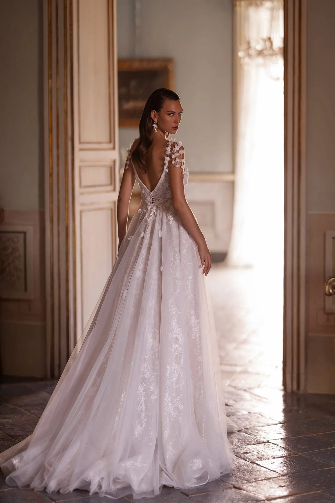 Glamorous Wedding Dresses Luxury Lace Appliques Sleeveless Bridal Gowns Glitter Sequins Satin