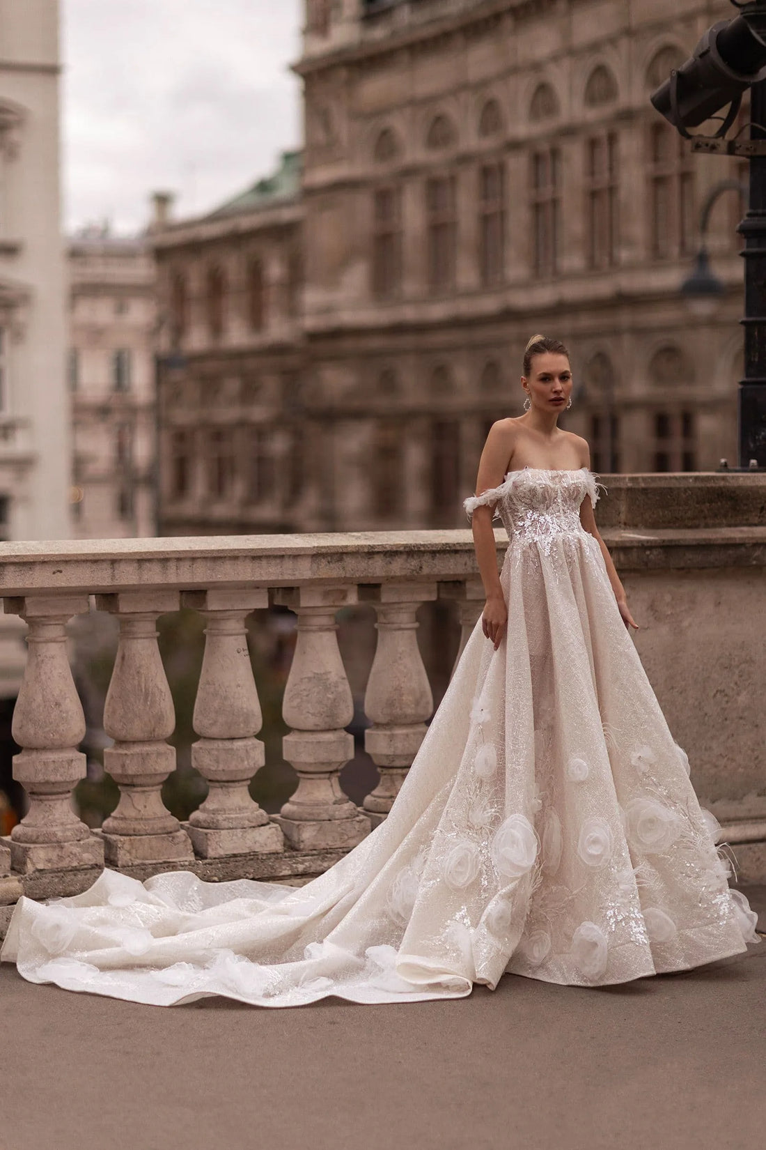 Off Shoulder Wedding Dress Elegant Sweetheart Zipper Ball Gown Lace Appliques Bridal Gown Satin