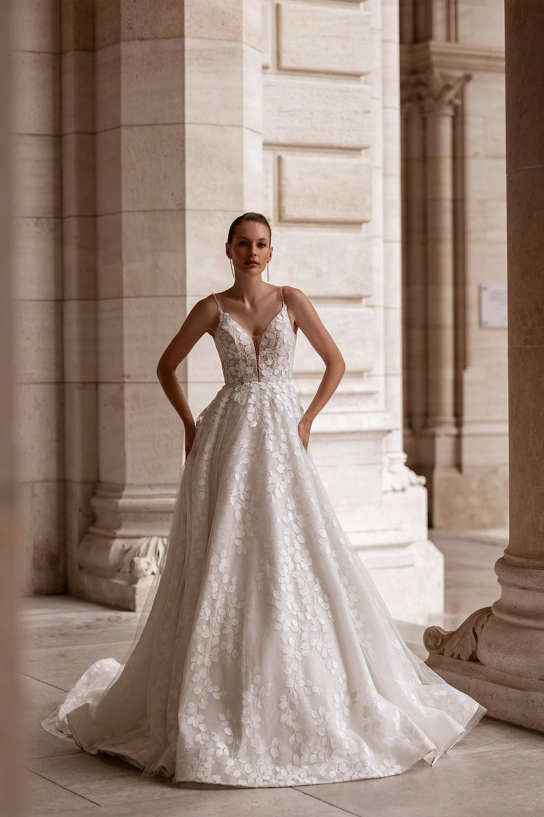 Croatia Charming V-neck Wedding Dresses for Bride Backless Spaghetti Straps A-line Appliques Satin