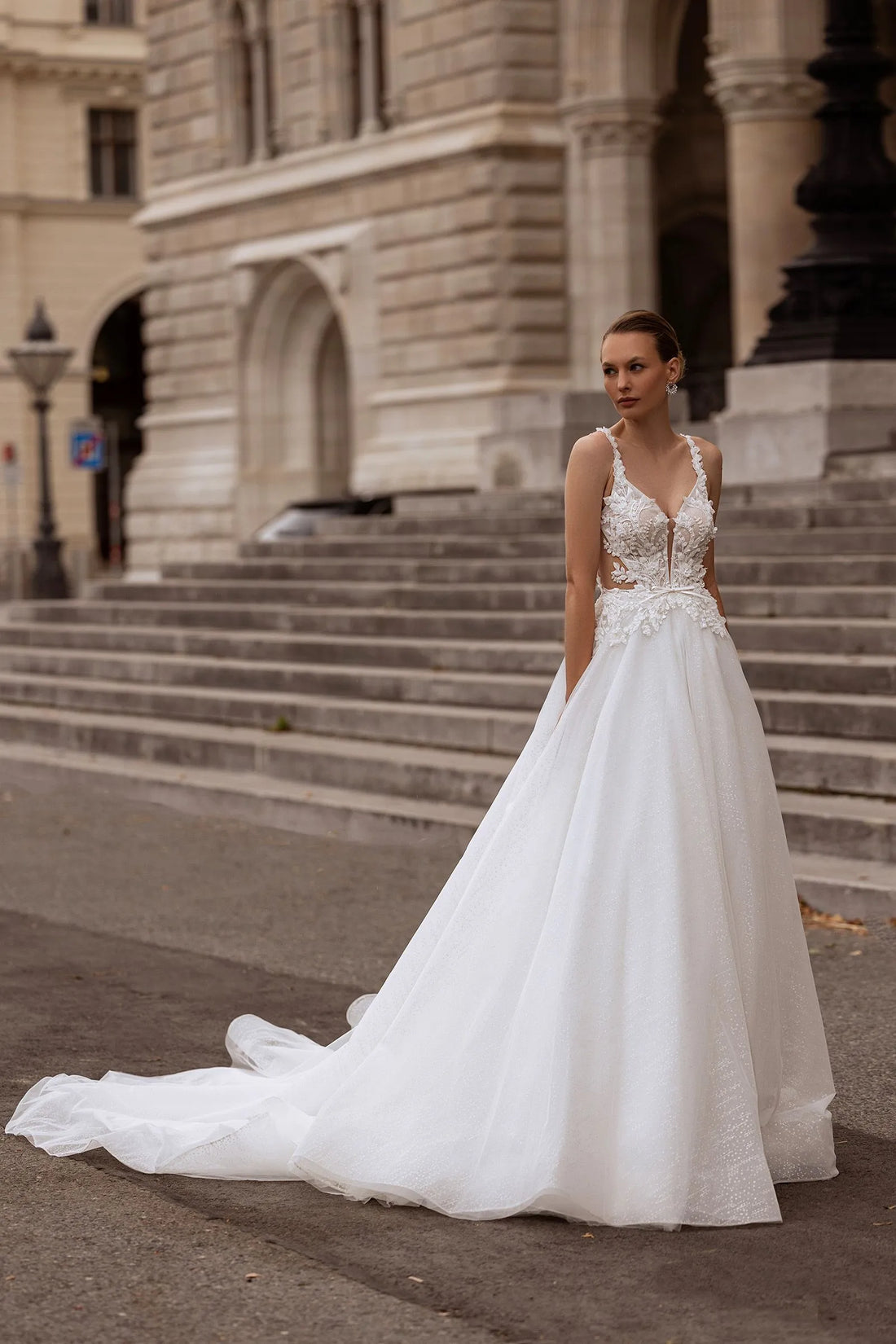 Spaghetti Straps Appliques Lace Tulle Wedding Dress for Women V-neck A-line Court Wedding Gown Satin