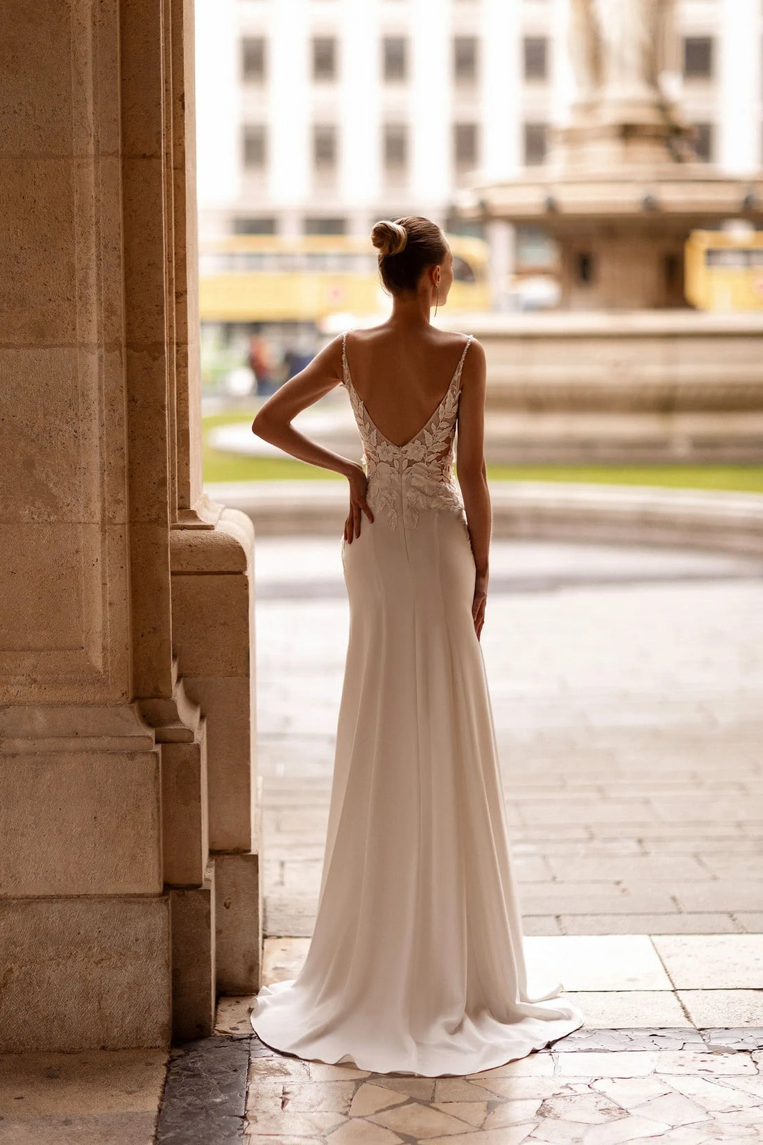 Simple Spaghetti Straps Appliques Lace Wedding Dresses for Bridal Backless Sheath Custom Made Wedding Gown Satin