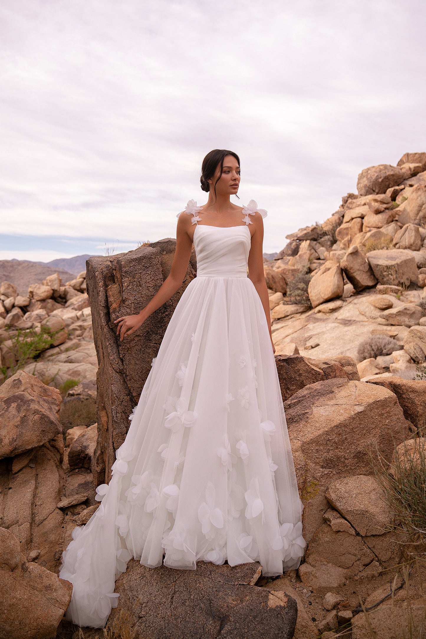 Boho Beach Tulle Wedding Dress 3D Flowers Sweep Train Spaghetti Straps Elegant A Line Bridal Gowns