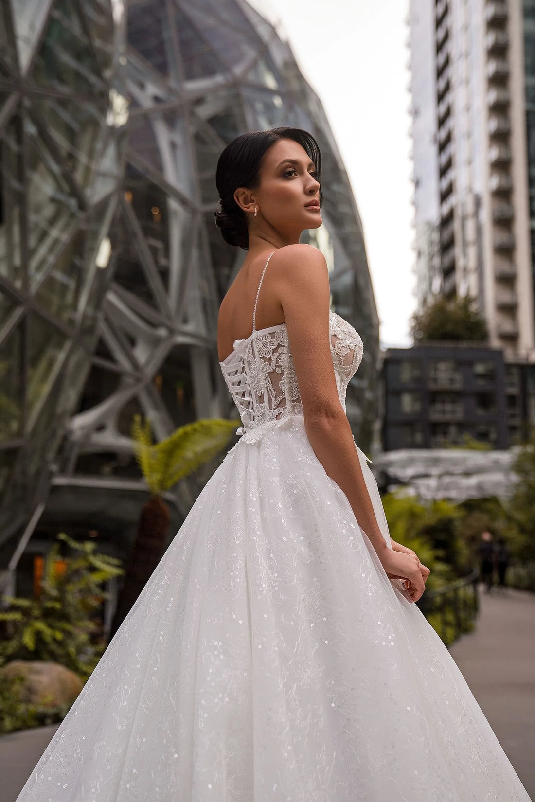 Glamorous A Line Wedding Dresses Lace Appliques Tulle Bridal Gowns Satin