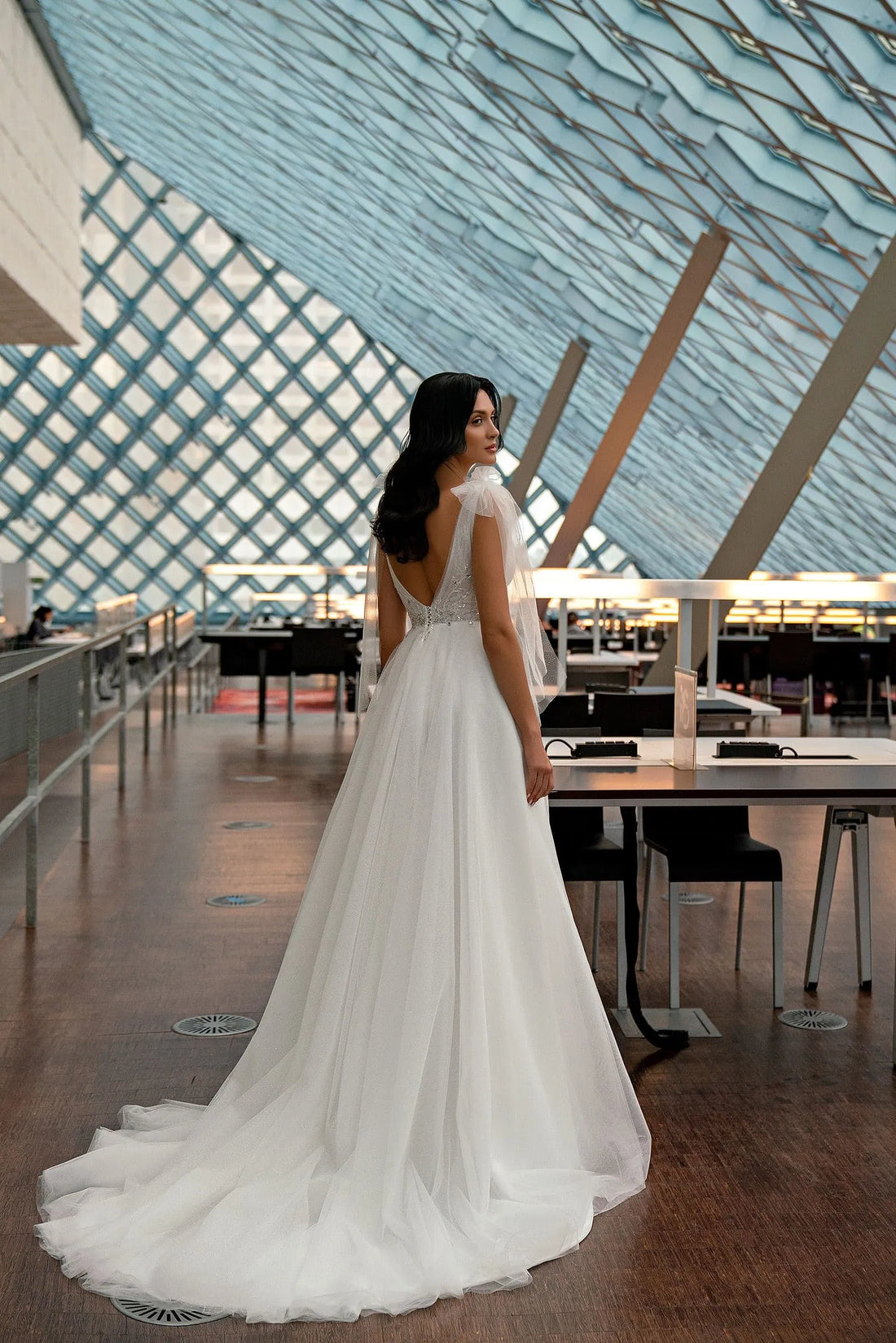 Simple A Line Tulle Wedding Dresses Lace V Neck Sleeveless Bridal Gowns Sexy Backless Customized Vestidos De Mariee Satin