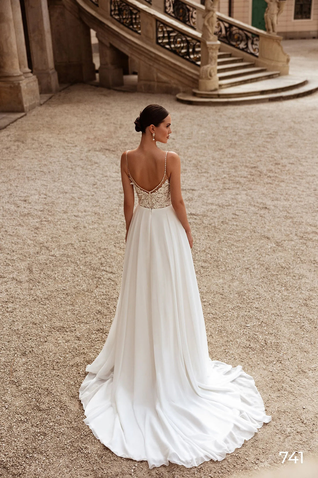 Classic Spaghetti Strap Wedding Dresses V Neck Sleeveless Bridal Gowns Applique Front Slit Floor Length A-Line Customized Satin