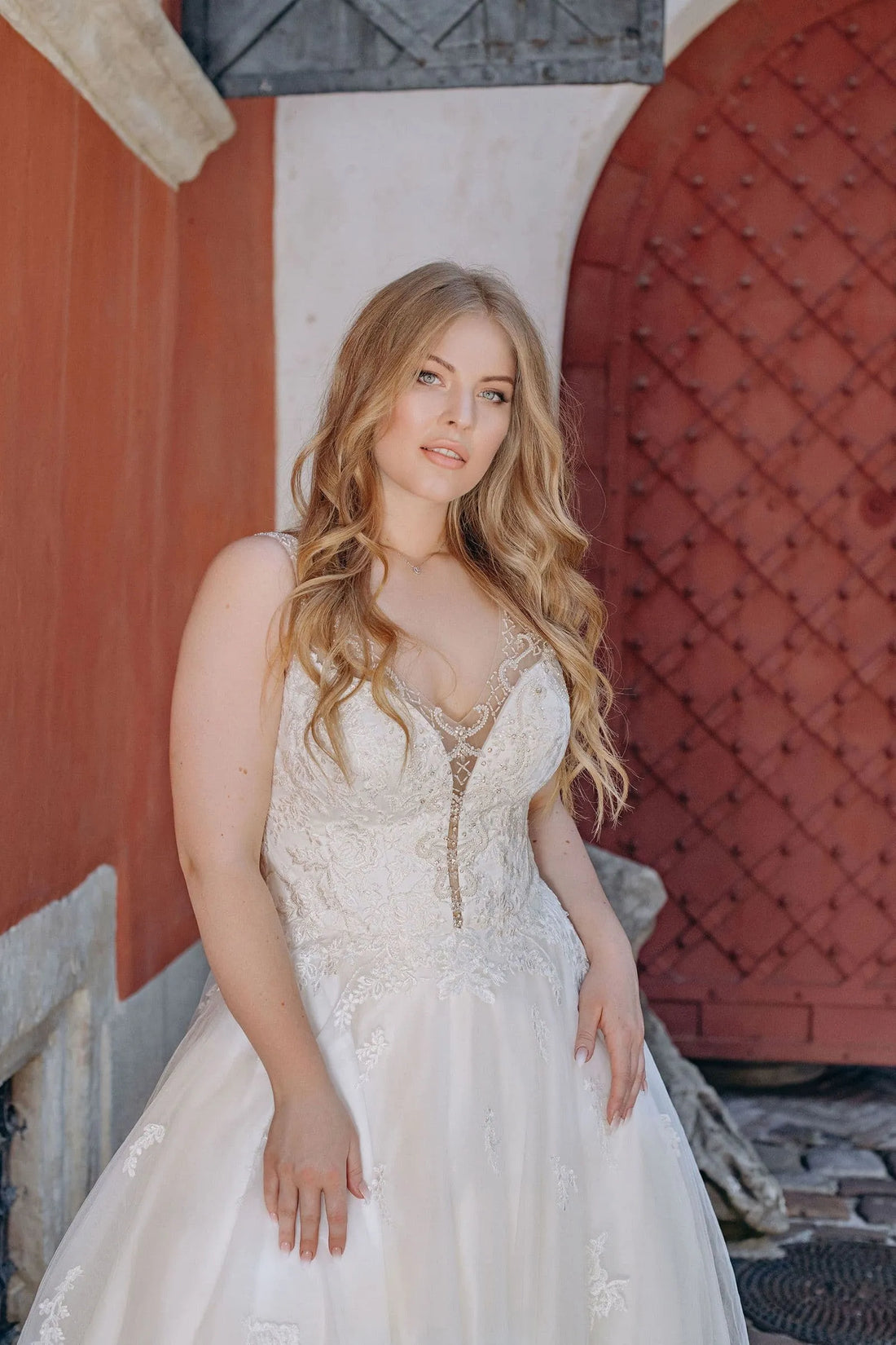 Boho A-Line Wedding Dresses Plus Size V Neck Sleeveless Bride Gowns Appliques Back Zipper Floor Length Tulle Vestido De Noiva Satin