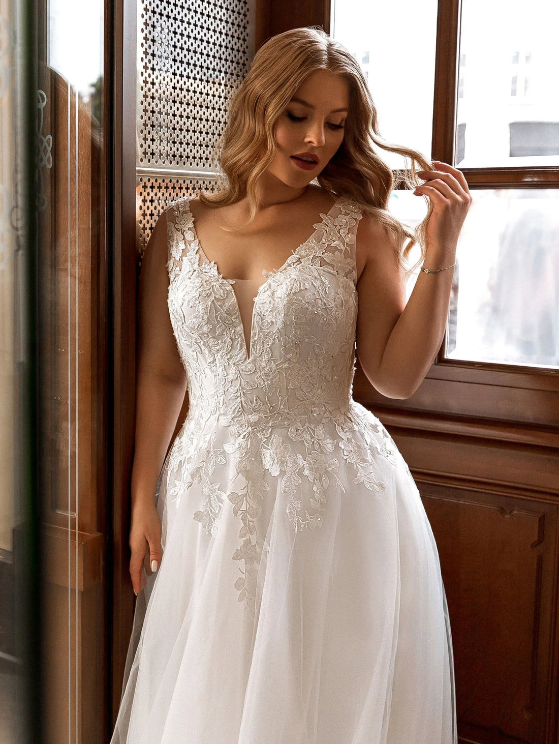 V-Neck Appliques Lace Tulle Beach Bridal Dress Simple Wedding Gown Satin
