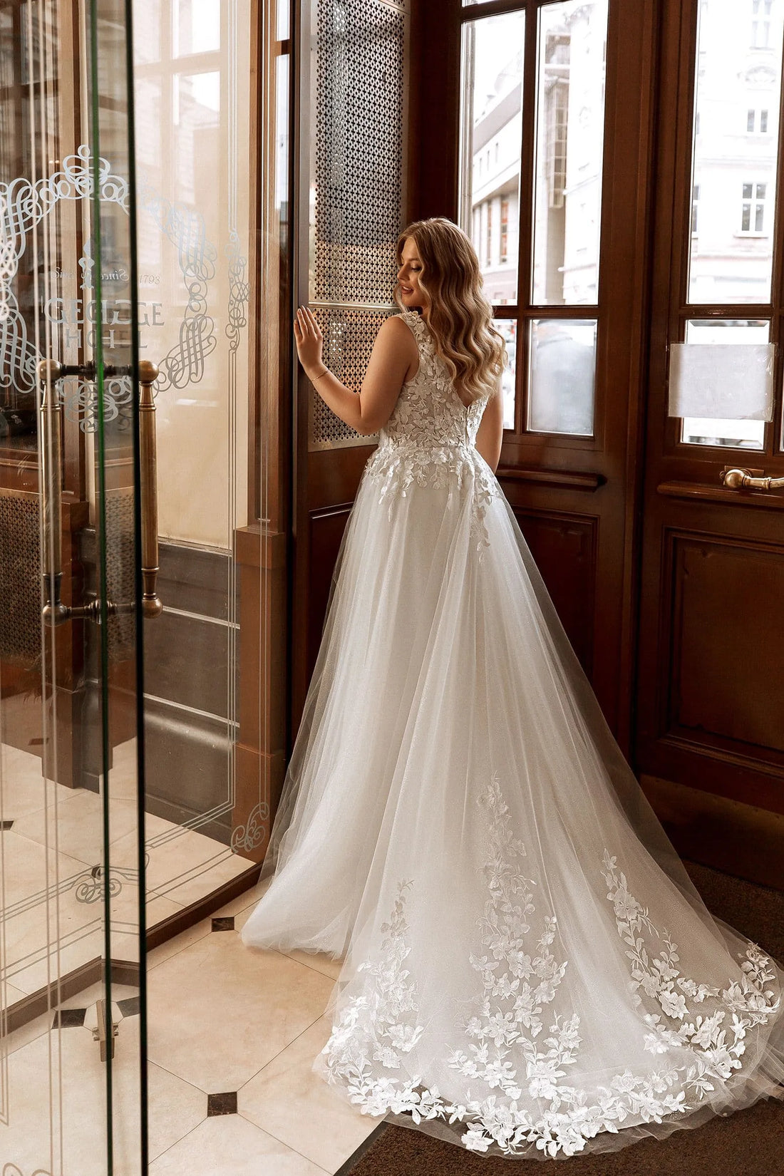 V-Neck Appliques Lace Tulle Beach Bridal Dress Simple Wedding Gown Satin