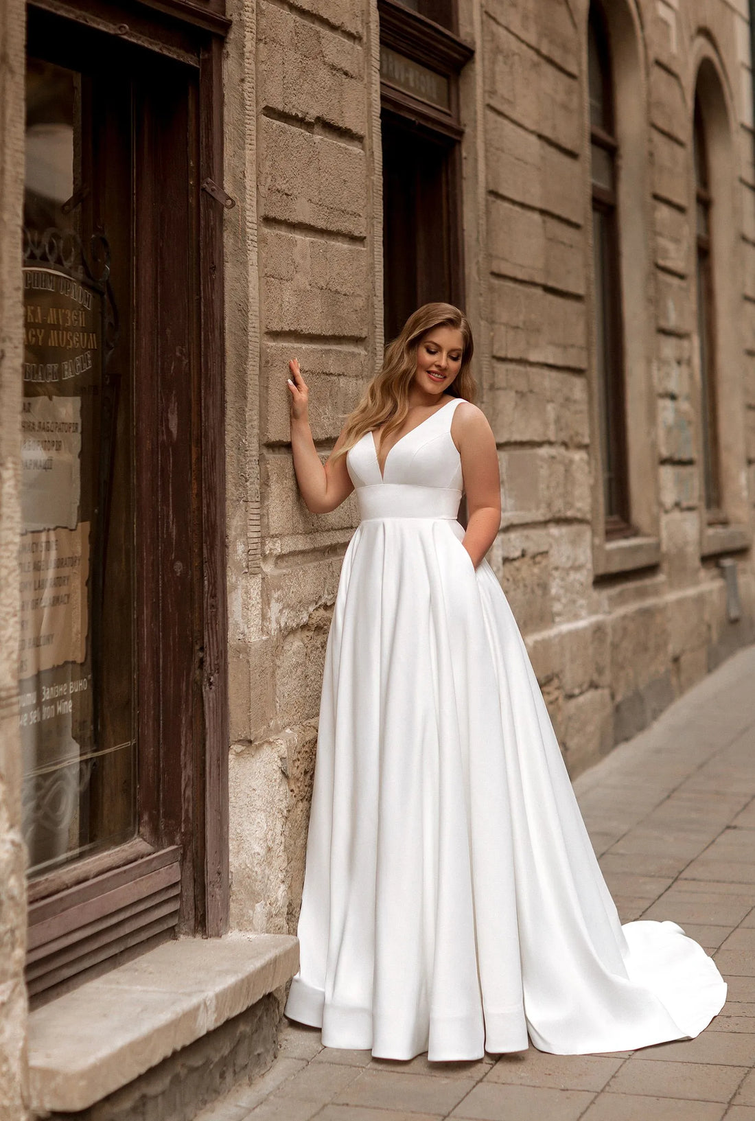 Simple Wedding Dresses V Neck Sweep Train Backless Vestidos De Novia Woman Bridal Gown Robe Mariee Satin