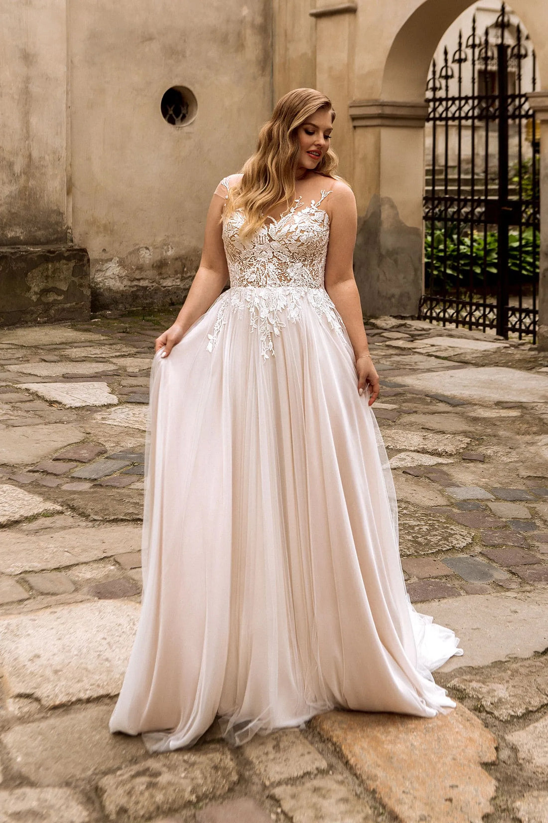 Graceful Beach Wedding Dresses Backless Floral Appliqued Lace Bridal Gowns Tulle vestido de novia Plus size Satin