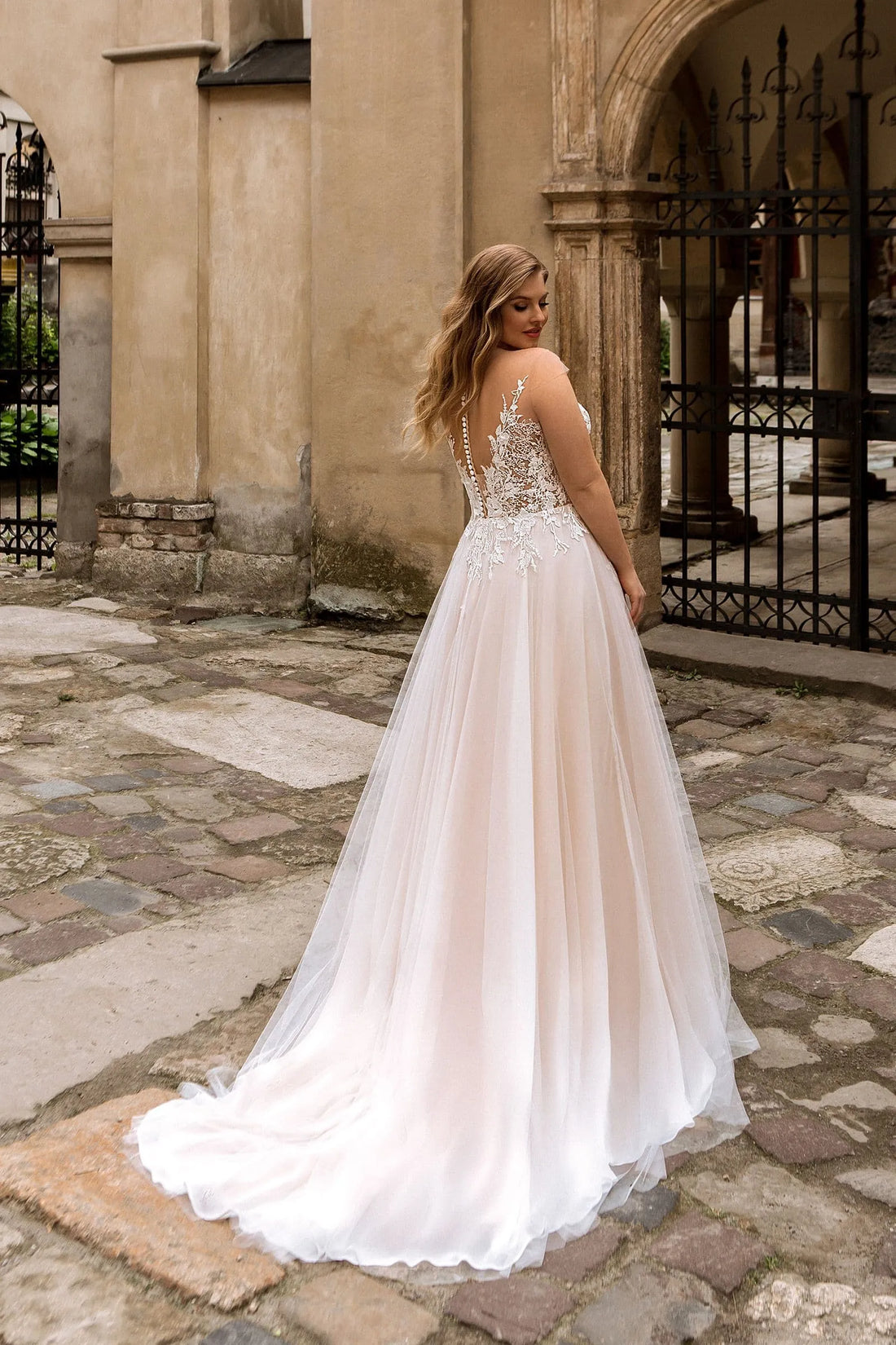 Graceful Beach Wedding Dresses Backless Floral Appliqued Lace Bridal Gowns Tulle vestido de novia Plus size Satin