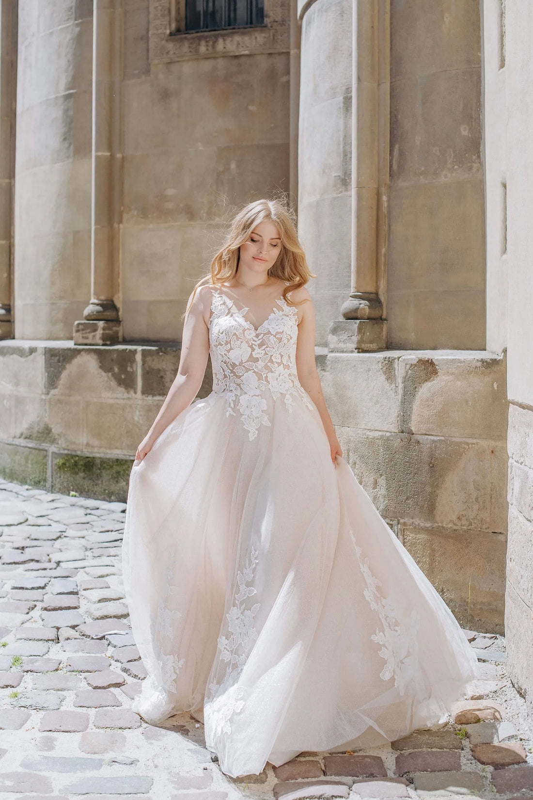 A-Line Tulle Wedding Dresses Plus Size V Neck Sleeveless Bride Gowns Appliques LAce up Back Floor Length Vestido De Noiva Satin