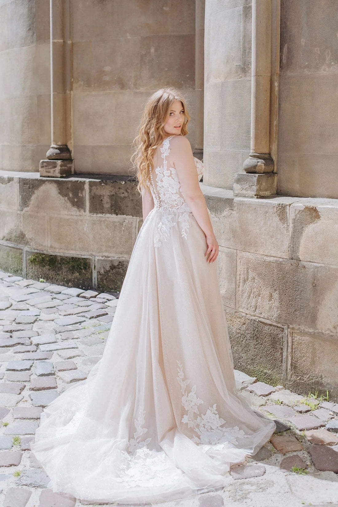 A-Line Tulle Wedding Dresses Plus Size V Neck Sleeveless Bride Gowns Appliques LAce up Back Floor Length Vestido De Noiva Satin