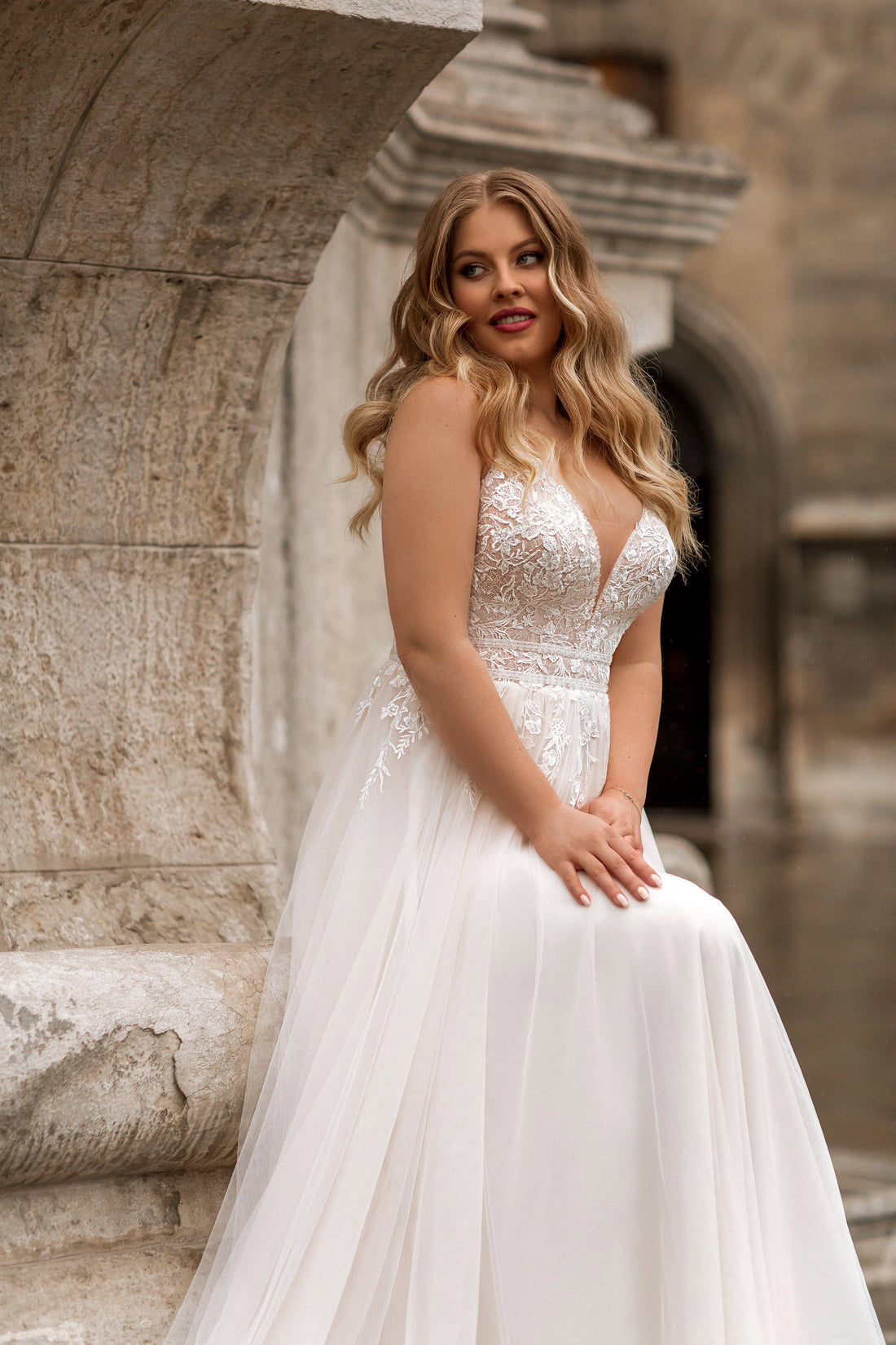 Classic Spaghetti Strap Wedding Dresses Plus Size V-Neck Sleeveless Bride Gowns Applique Sweep Train A-Line Tulle Robe De Mariee Satin