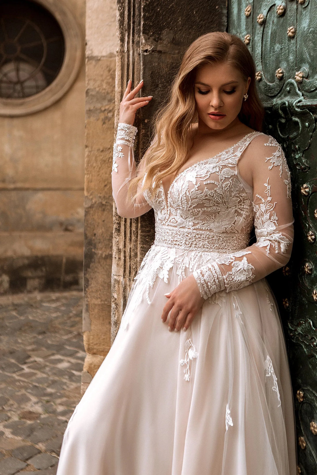 Classic A-Line Wedding Dresses Plus Size V Neck Long Sleeves Bride Gowns Appliques Floor Length Tulle Robe De Mariee Satin