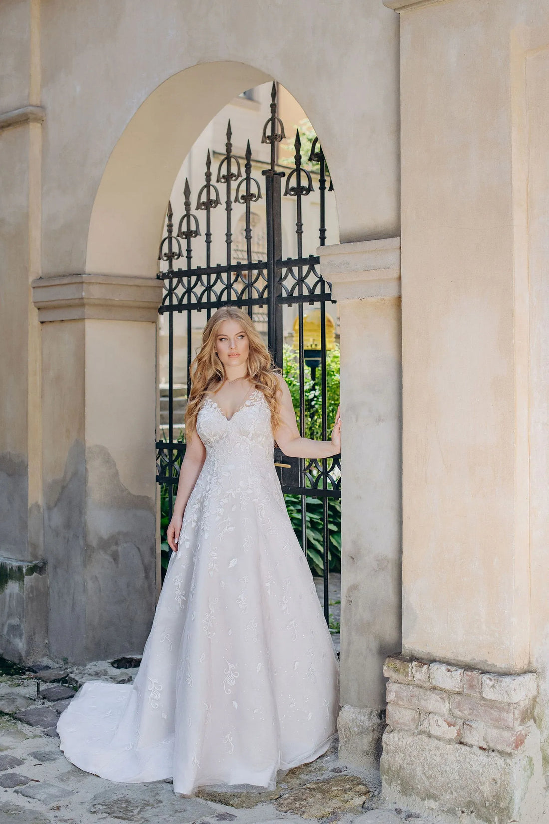 Spaghetti Straps Plus Size Wedding Dresses for Women Summer Satin Bridal Gowns with Lace Satin