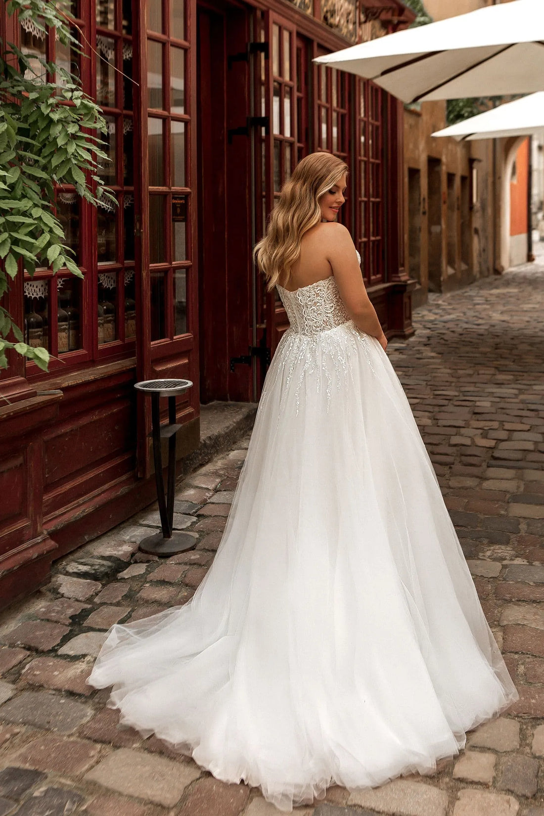 Charming Plus Size Wedding Dresses for Women Court Train Strapless Bridal Gowns with Lace Satin