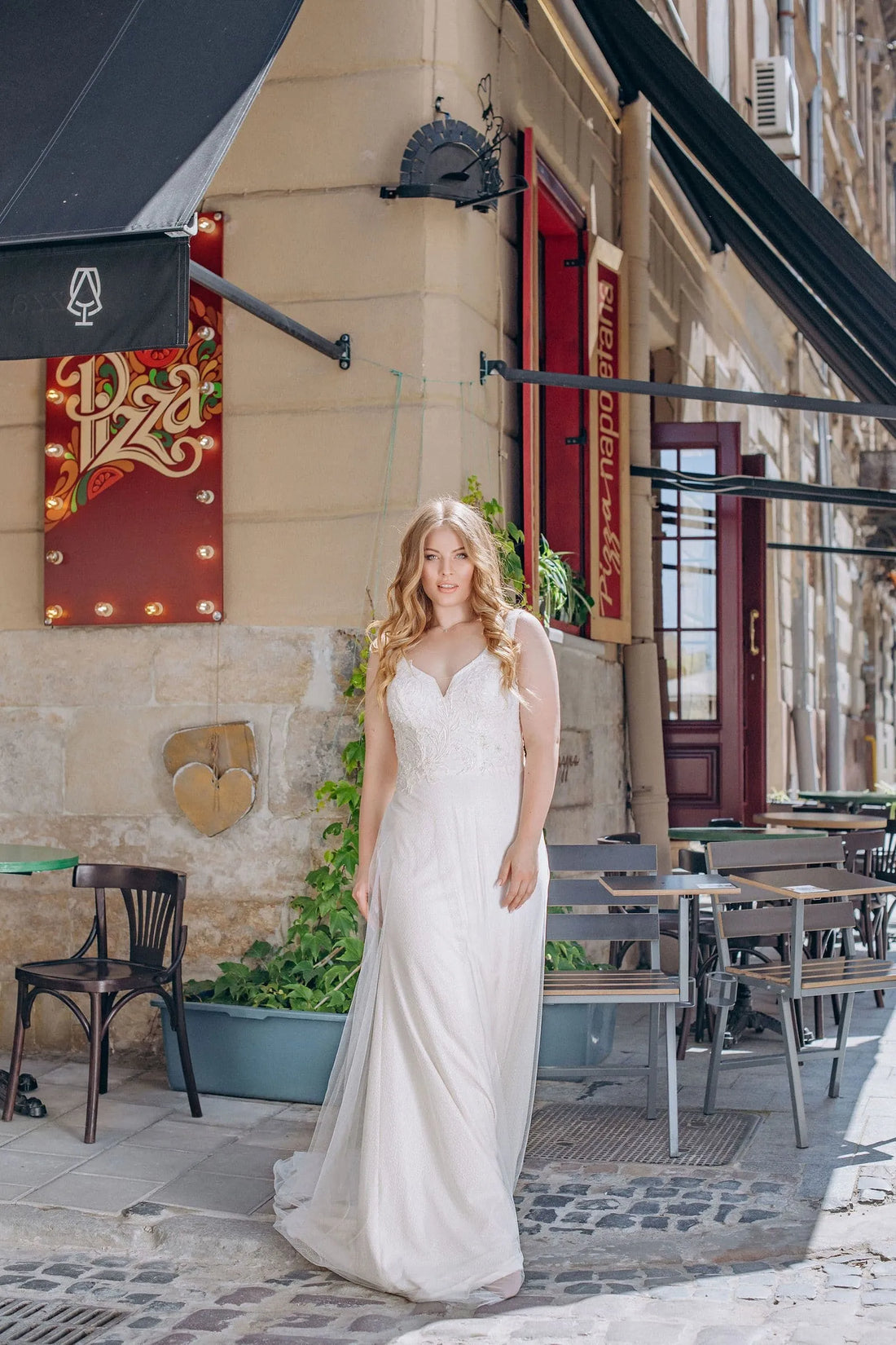 Simple Wedding Dresses Plus Size V Neck Sleeveless Bride Gowns Appliques Back Zipper Floor Length Tulle Mermaid Robe De Mariee Satin