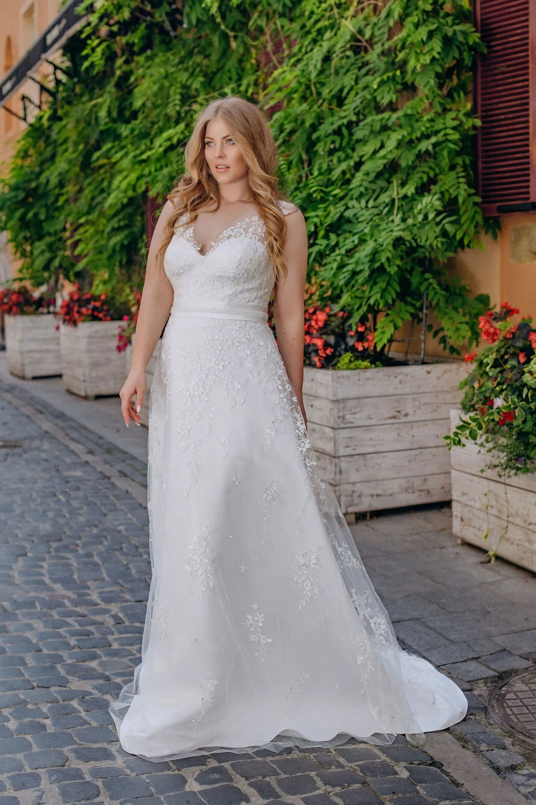 Plus Size Wedding Dresses for Women Summer Mermaid Bridal Gowns with Lace Sleeveless Satin