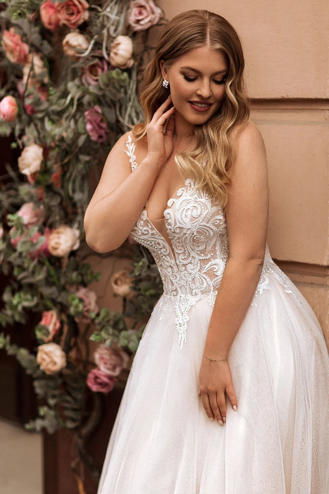 Classic Tulle Wedding Dresses V Neck Sleeveless Bride Gowns Lace Applique Floor Length A-Line Vestidos De Novia Satin