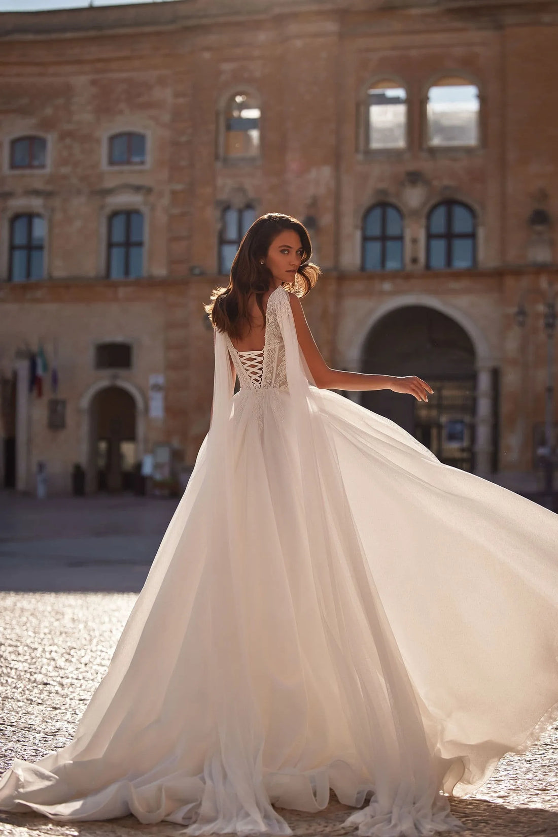 Vintage A-line Wedding Gown for Bride Cape Scoop Neck Appliques Lacing Up Pleat Robe De Mariee Satin