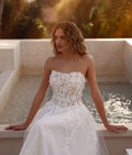 Floor-Length Floral Appliques Strapless Wedding Dress Lace A-Line Bridal Dress Satin