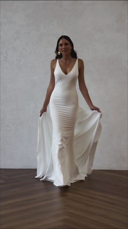 Robe de mariée sirène en crêpe, col en V profond, traîne détachable, unie, sans manches, dos ouvert, robes de mariée simples et élégantes 