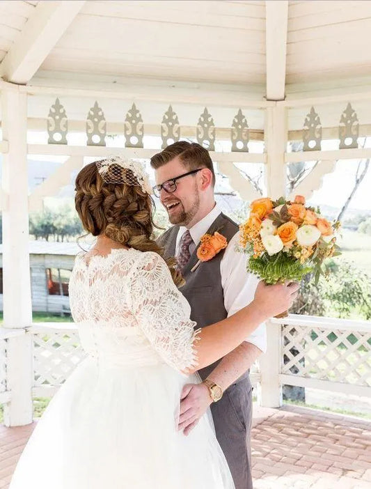 Abiti da sposa in pizzo incantevoli a mezza manica lunga lunghezza del tè più dimensioni abiti da sposa con gonne a più livelli da sposa