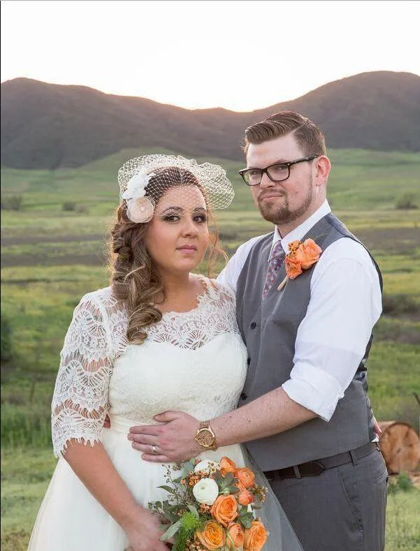 Preciosos vestidos de novia cortos de encaje Media manga larga hasta la pantorrilla Longitud del té Vestidos de novia de talla grande Faldas con gradas de joya Vestido de novia de playa