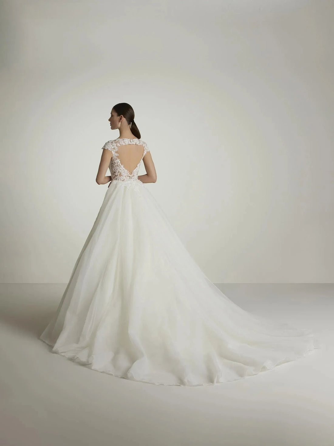 Ballgown Wedding Dress with Sweetheart Neckline with Cap Sleeves and Keyhole Back in Tulle Modern Princess Vestido De Novia Bow Satin Court Train Sleeves Bridal Gowns White Satin Mermaid Satin