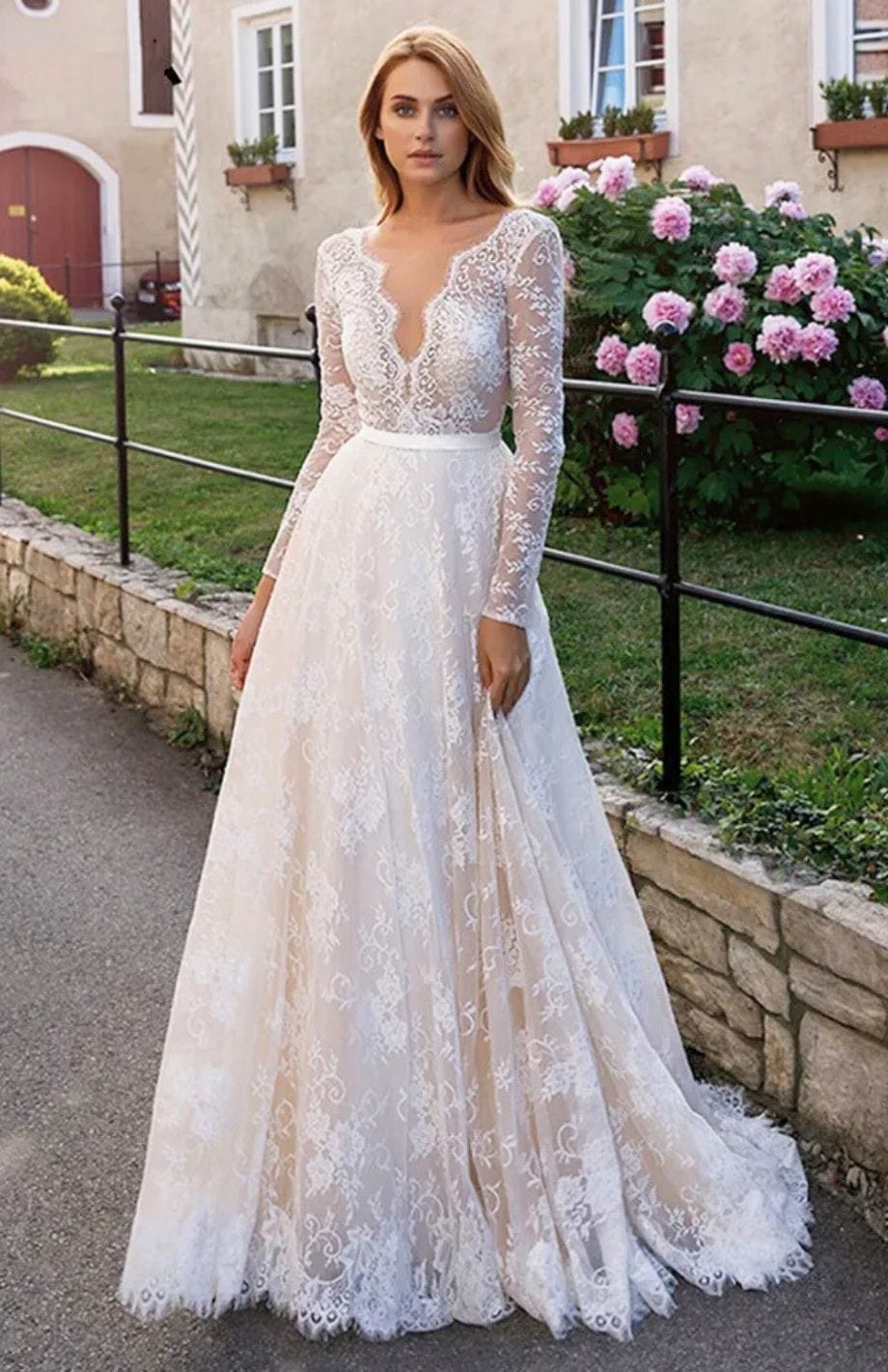 Eleganti abiti da sposa in champagne in pizzo completo sexy illusione a v-scollo a manica lunga abito da sposa boho beach abito da sposa
