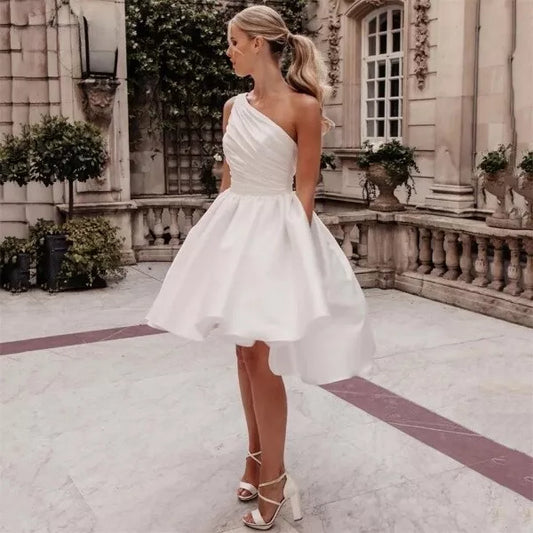 Elegante kurze Hochzeitskleider eine Schulter offener Rückenfalten Satin Spaghetti -Gurte Brautkleid über Knie Vestidos de Noiva